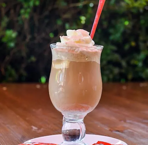 Clock Cafe Pizzeria Es Panzio بيت ضيافة