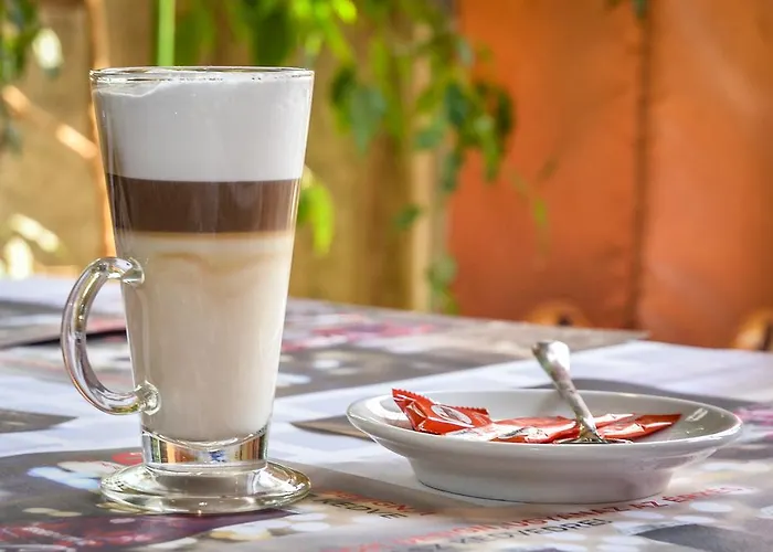 بيت ضيافة Clock Cafe Pizzeria Es Panzio *