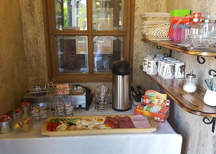 Clock Cafe Pizzeria Es Panzio بيت ضيافة