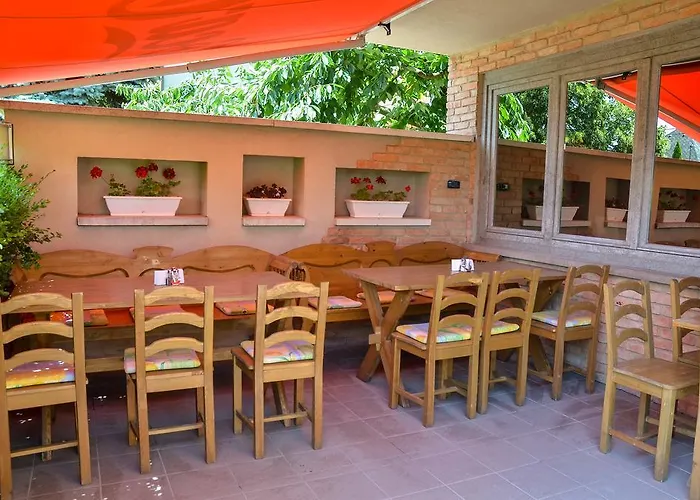 بيت ضيافة Clock Cafe Pizzeria Es Panzio *