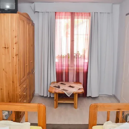 Clock Cafe Pizzeria Es Panzio Guest house