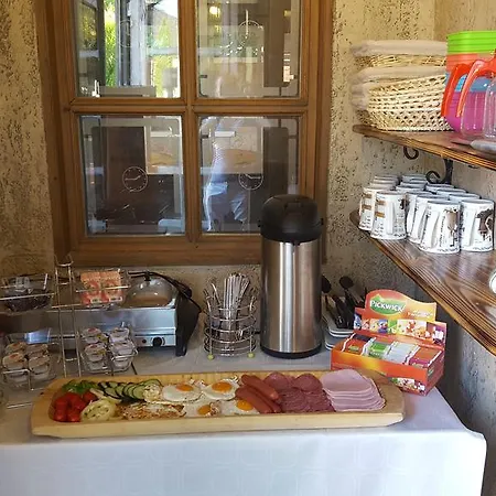 Clock Cafe Pizzeria Es Panzio Guest house