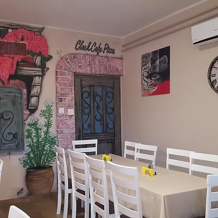 Clock Cafe Pizzeria Es Panzio Gasthof Hajdúszoboszló