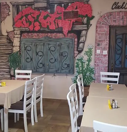 Clock Cafe Pizzeria Es Panzio Hajduszoboszlo