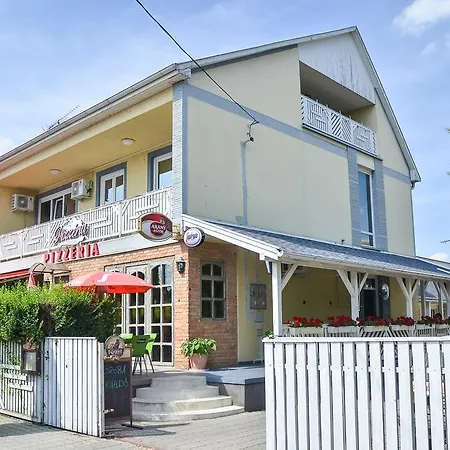 Clock Cafe Pizzeria Es Panzio Hajduszoboszlo