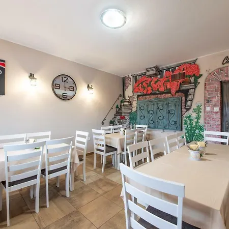Clock Cafe Pizzeria Es Panzio