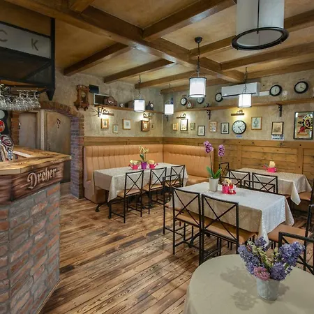 Clock Cafe Pizzeria Es Panzio Guest house