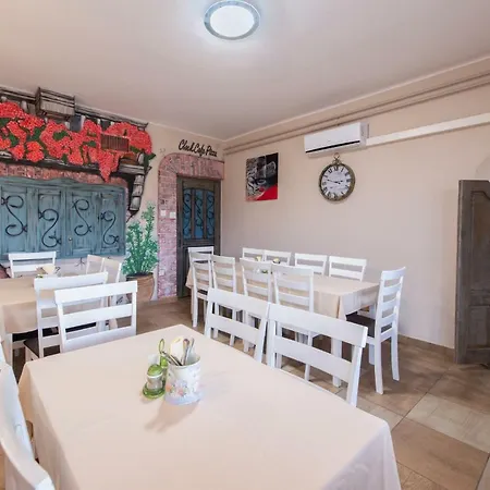 Clock Cafe Pizzeria Es Panzio