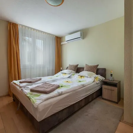 Guest house Clock Cafe Pizzeria Es Panzio *