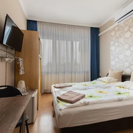 Clock Cafe Pizzeria Es Panzio Guest house *