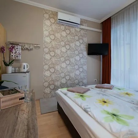 Guest house Clock Cafe Pizzeria Es Panzio *